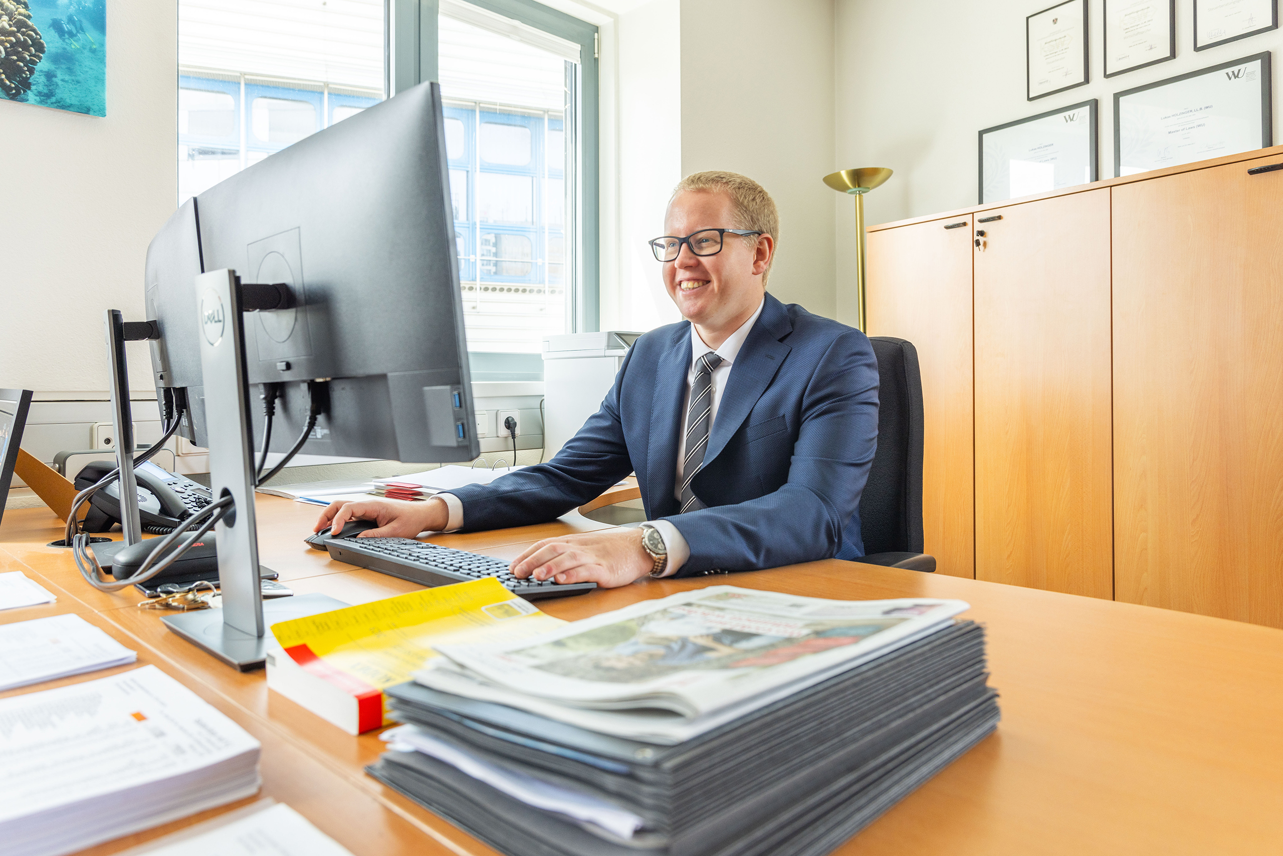 Foto von Lukas Holzinger am Schreibtisch (rechts)