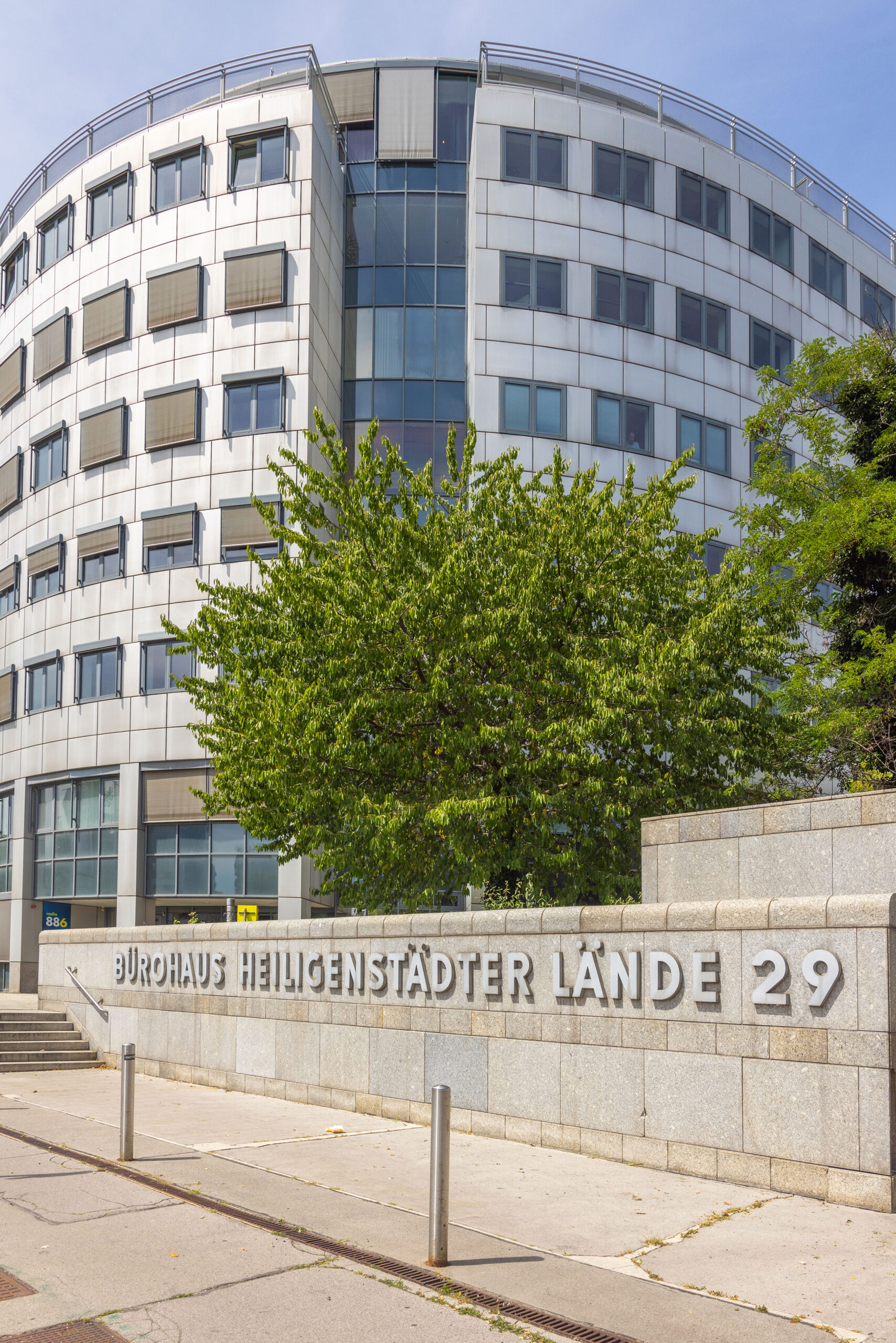 Foto des Bürohaus von außen, man sieht den Schriftzug Bürohaus Heiligenstädter Lände 29 im Vordergrund